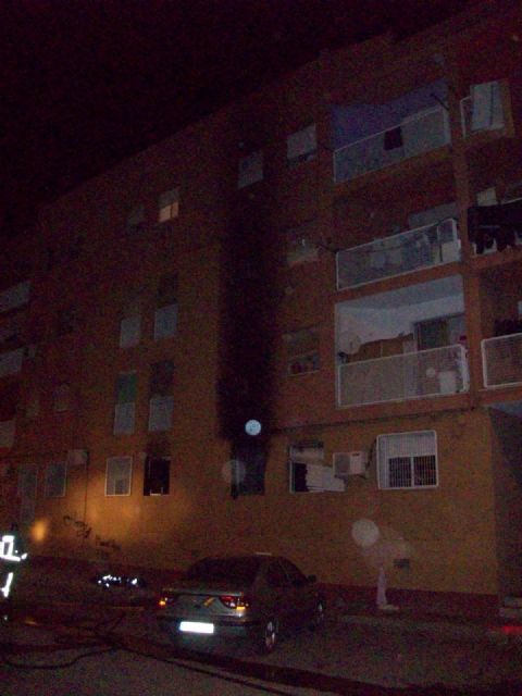 Bomberos sofocan en menos de una hora un incendio en la Barriada Virgen de la Caridad - 1, Foto 1