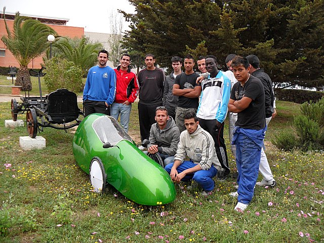 Alumnos de Formación Profesional compiten en una carrera internacional con dos coches eficientes construidos íntegramente por ellos - 1, Foto 1