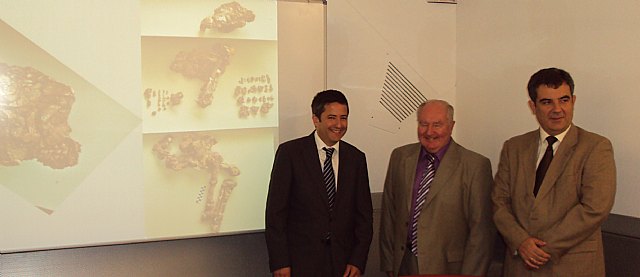 El director general de Bellas Artes y Bienes Culturales, Enrique Ujaldón (izquierda), junto al profesor Walker (centro) y al vicerrector de Investigación y Campus de Excelencia de la Universidad de Murcia, Juan María Vázquez (derecha), Foto 1