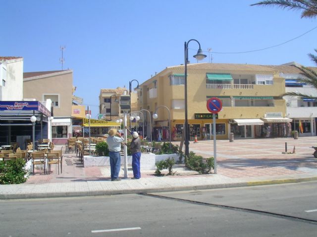 Empiezan a colocar el nuevo mobiliario urbano de la plaza Bohemia - 1, Foto 1