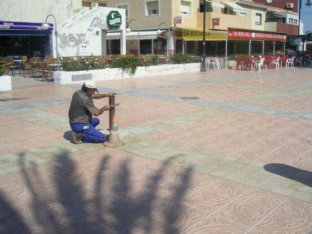 Empiezan a colocar el nuevo mobiliario urbano de la plaza Bohemia - 2, Foto 2