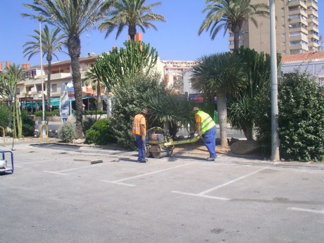 Empiezan a colocar el nuevo mobiliario urbano de la plaza Bohemia - 4, Foto 4