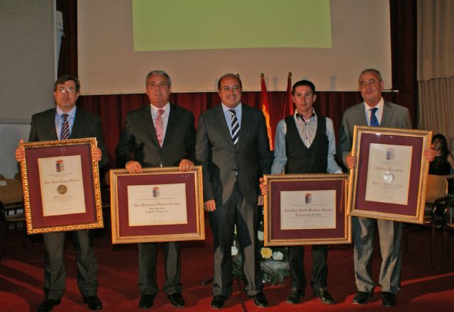 El Ayuntamiento de Puerto Lumbreras otorgó la Medalla de Oro a título póstumo al primer Alcalde de la democracia en el municipio - 1, Foto 1