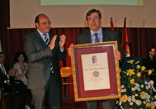 El Ayuntamiento de Puerto Lumbreras otorgó la Medalla de Oro a título póstumo al primer Alcalde de la democracia en el municipio - 3, Foto 3