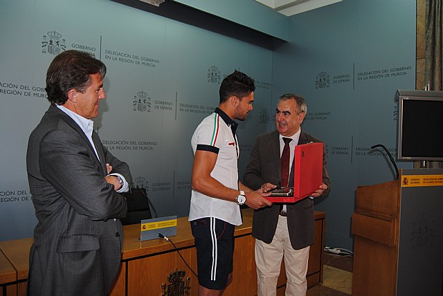 González Tovar entrega una placa de reconocimiento de sus méritos deportivos a Alberto Botía - 1, Foto 1