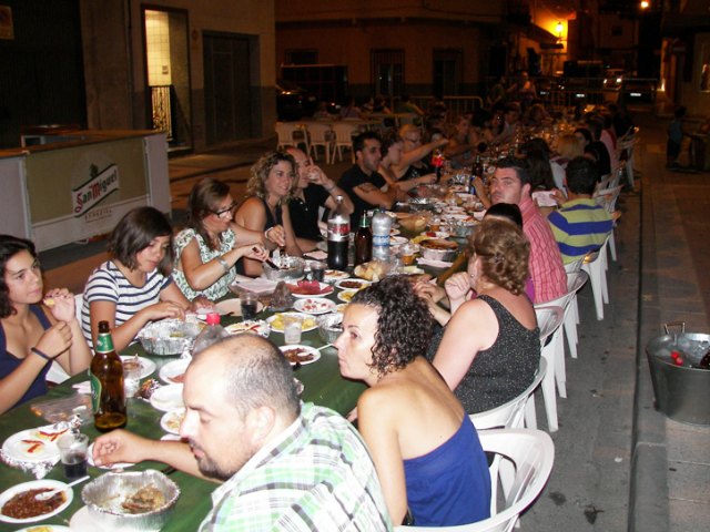 Un centenar de vecinos y residentes de la calle Juan de la Cierva celebran sus tradicionales fiestas de San Juan - 1, Foto 1