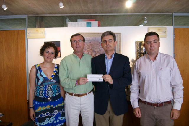 El Primer Teniente de Alcalde recibe una ayuda solidaria de manos del alcalde de Alguazas - 1, Foto 1