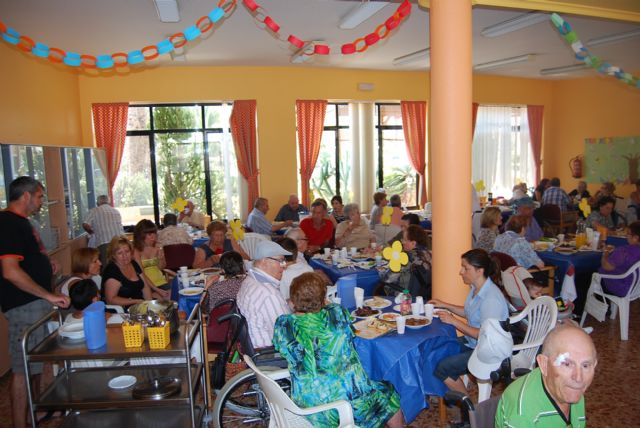 Autoridades municipales participan con los usuarios de la residencia La Purísima y con sus familiares en la Fiesta del Abuelo, Foto 1