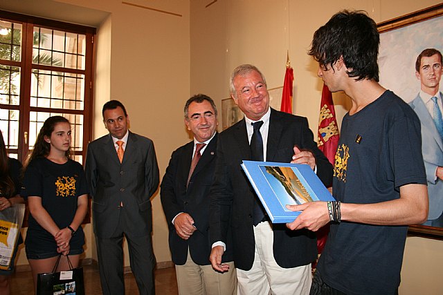 El presidente de la Comunidad recibe a los jóvenes participantes del programa 'Murcia más Cerca' - 2, Foto 2