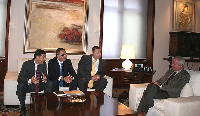 El presidente de la Comunidad, Ramón Luis Va lcárcel, recibe al director de la empresa Gherlicher S olar España, Klaus Gherlicher - 1, Foto 1