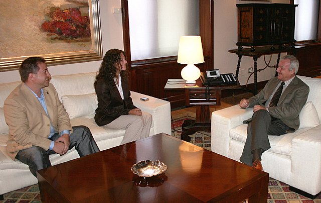 El presidente de la Comunidad recibe a la alpinista murciana Lucía López - 1, Foto 1