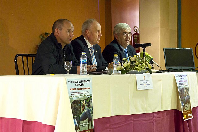 Agricultura destaca la necesidad de la formación continua de los ganaderos para lograr la excelencia en el sector - 1, Foto 1