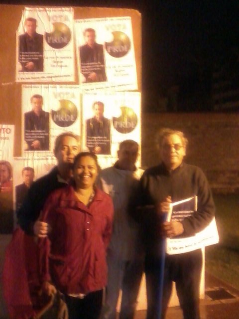 En la foto, pegada de carteles PRDE en Cartagena, Foto 3