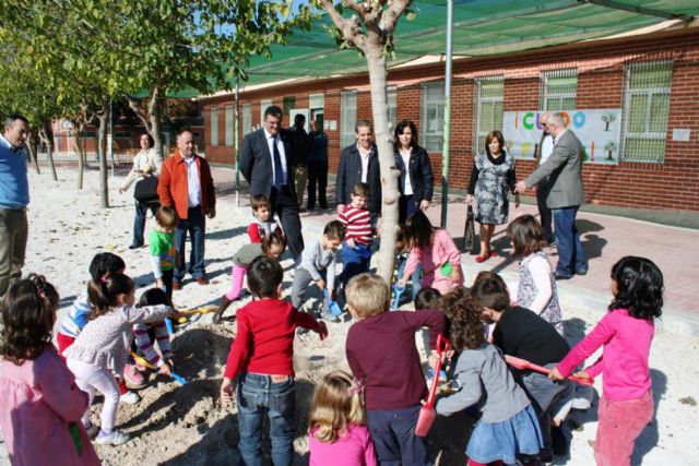 Los alumnos del colegio Jacinto Benavente protagonistas en la plantación de arbolado en su centro - 1, Foto 1