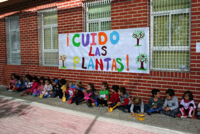 Los alumnos del colegio Jacinto Benavente protagonistas en la plantación de arbolado en su centro - 2, Foto 2