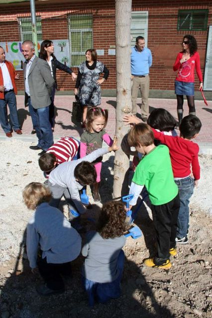 Los alumnos del colegio Jacinto Benavente protagonistas en la plantación de arbolado en su centro - 3, Foto 3