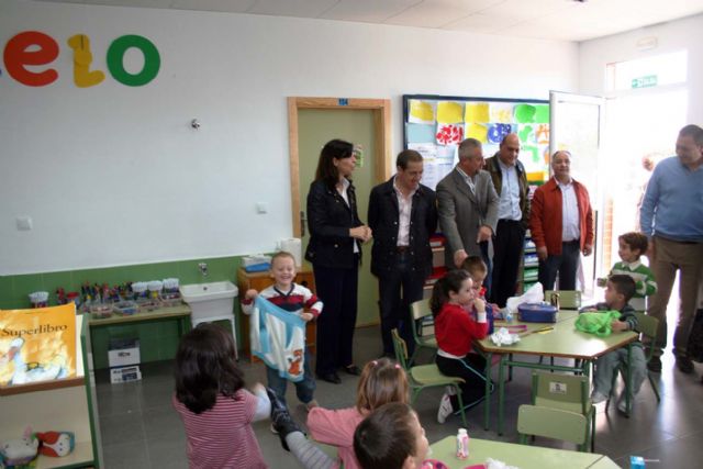 Los alumnos del colegio Jacinto Benavente protagonistas en la plantación de arbolado en su centro - 5, Foto 5