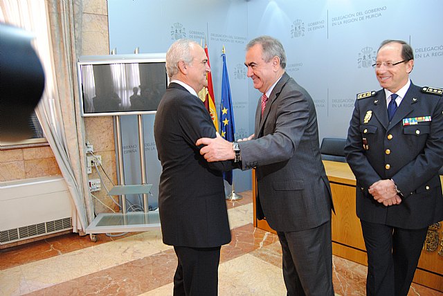 El director del Instituto de Medicina Legal de Murcia recibe la Cruz del Mérito Policial - 1, Foto 1