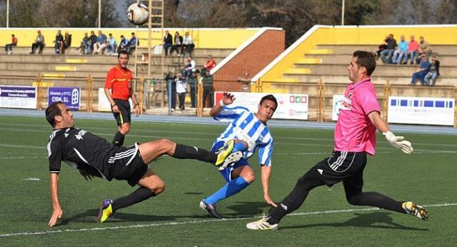 Arturo, de penaltí, y Quinín tras un gran lanzamiento de falta, dan la segunda victoria al equipo minero - 2, Foto 2