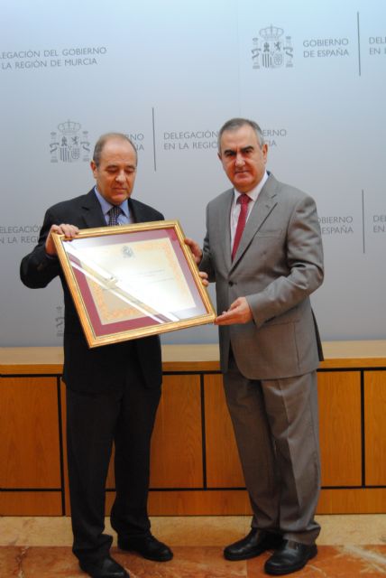 González Tovar entrega al cabildo de Cofradías la declaración de la Semana Santa de Murcia como Fiesta de Interés Turístico Internacional - 1, Foto 1