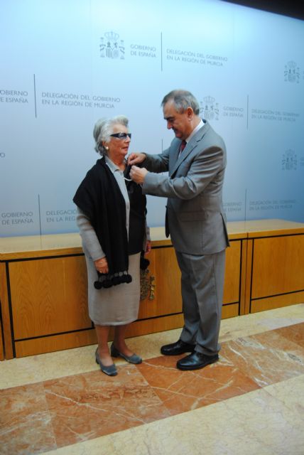 González Tovar entrega la Medalla de Plata al Mérito en el Trabajo a Concepción Molina - 1, Foto 1