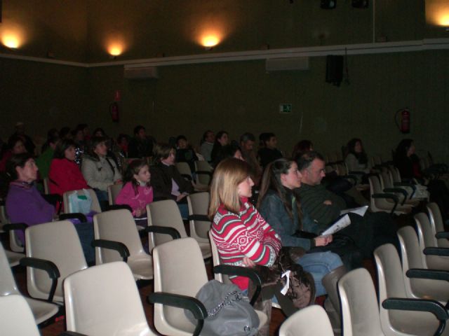 Más de cincuenta personas participan en la charla Jugar para ser iguales. Coeducación, Foto 1