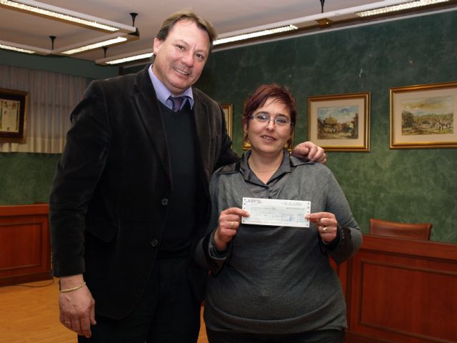  El alcalde, Juan Felipe Cano, junto a la mujer de José Gil Martí, ganador del concurso, Foto 2