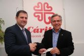 Critas Murcia recibe 1.000 euros gracias al 'I Torneo  Solidario de Pdel' organizado por APIRM