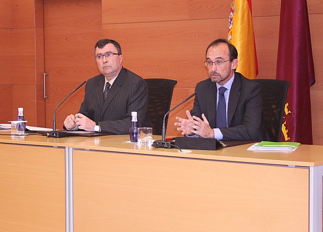 El portavoz del Gobierno regional, José Ballesta, y el consejero de Economía y Hacienda, Salvador Marín, en la rueda de prensa para informar de los asuntos aprobados por el Consejo de Gobierno., Foto 1