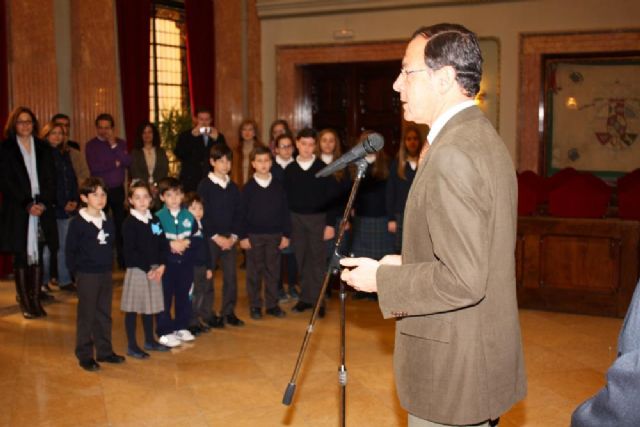 El Alcalde entrega los premios obtenidos por los escolares que mejores ideas tienen sobre la paz - 2, Foto 2