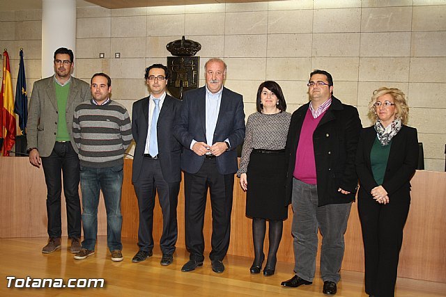 El ayuntamiento realiza una recepción institucional al seleccionador de fútbol, Vicente del Bosque, que firmó en el libro de oro de la ciudad - 1, Foto 1