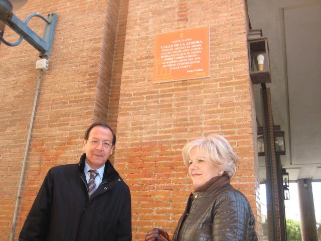 El Alcalde inaugura la primera de las placas que recordarán lugares y edificios históricos, personajes, hechos insólitos y leyendas de la ciudad - 1, Foto 1