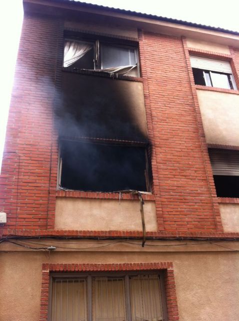 Sofocan un incendio provocado en una vivienda de la Calle Aragón originado por un cortocircuito en el frigorífico, Foto 2