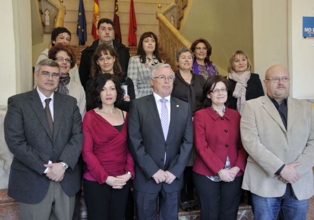 Las mujeres presentan mejores resultados académicos que los hombres, según un informe de la Universidad de Murcia - 1, Foto 1