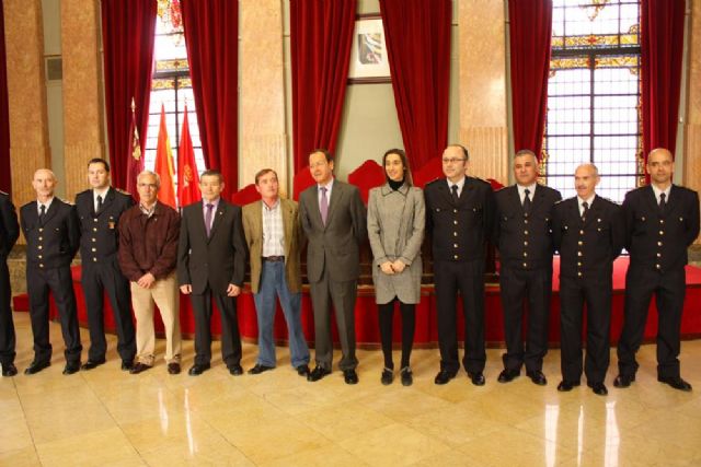 El Alcalde entrega insignias de oro a tres bomberos jubilados que suman más de un siglo de servicio público - 1, Foto 1