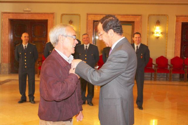 El Alcalde entrega insignias de oro a tres bomberos jubilados que suman más de un siglo de servicio público - 4, Foto 4