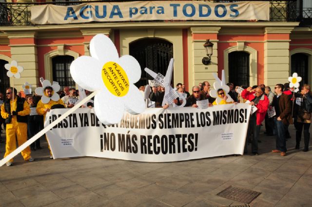 Tercera concentración de los empleados del Ayuntamiento de Murcia bajo el lema ´Plántate ante los recortes´ - 1, Foto 1