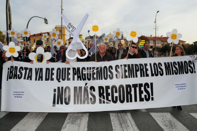 Tercera concentración de los empleados del Ayuntamiento de Murcia bajo el lema ´Plántate ante los recortes´ - 3, Foto 3