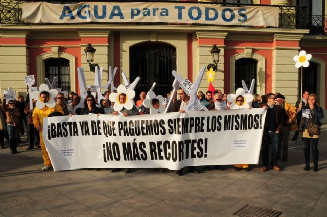 Tercera concentración de los empleados del Ayuntamiento de Murcia bajo el lema ´Plántate ante los recortes´ - 5, Foto 5