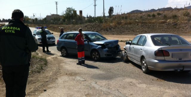 Cruz Roja de Águilas asiste a cuatro heridos en un choque frontal de dos turismos en las inmediaciones de El Garrobillo - 1, Foto 1