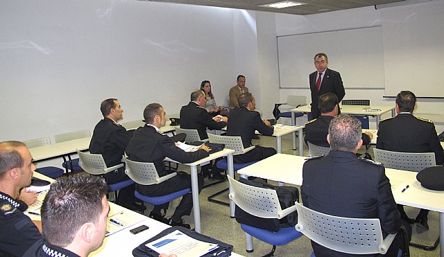 Los policías locales de la Región reciben más de 1.800 horas en 43 cursos para mejorar las intervenciones en seguridad ciudadana - 1, Foto 1