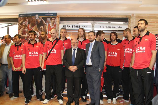 Los jugadores del UCAM Murcia inauguran la tienda oficial del club en el Campus de la Universidad - 1, Foto 1