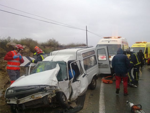 Cruz Roja de Águilas asiste un grave accidente de tráfico con 3 heridos en la N-332 - 1, Foto 1