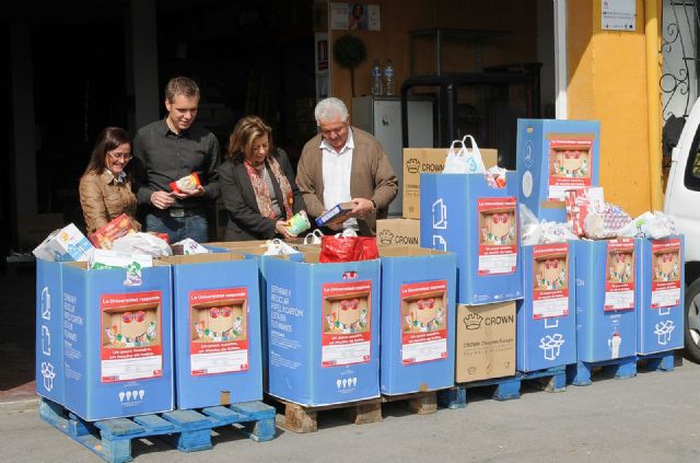 La Universidad de Murcia entrega a Cáritas los alimentos recogidos en la campaña solidaria - 1, Foto 1