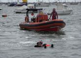 Cruz Roja simula el rescate de nufragos de una embarcacin en llamas en la I Sea World Exhibition