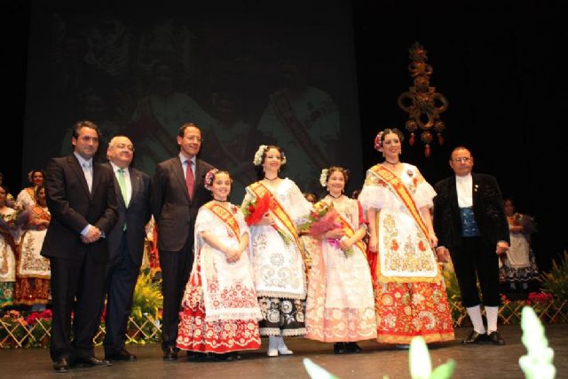 El Alcalde acompaña a Mª del Carmen Martínez y Paula Bernabé en su coronación como Reinas de la Huerta - 1, Foto 1