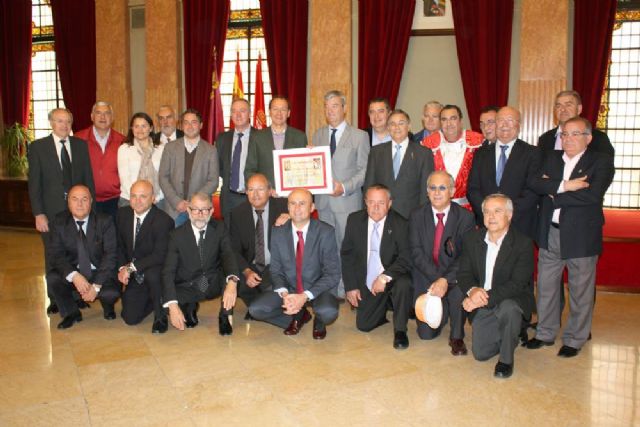 El Alcalde entrega a Carlos Valcárcel la distinción de Cabezudo de Honor del Entierro de la Sardina 2012 - 1, Foto 1