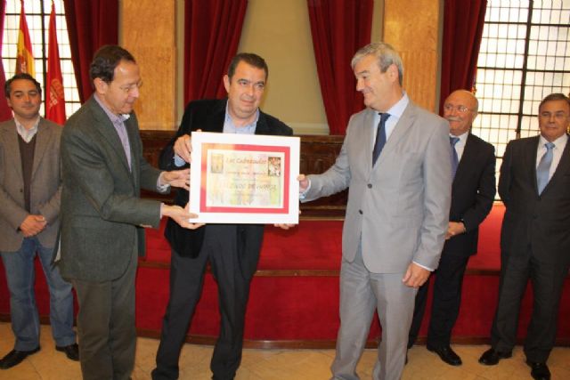 El Alcalde entrega a Carlos Valcárcel la distinción de Cabezudo de Honor del Entierro de la Sardina 2012 - 2, Foto 2