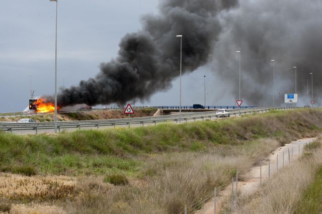 Los bomberos emplean nueve horas para sofocar el incendio de un camión en la AP-7 - 2, Foto 2