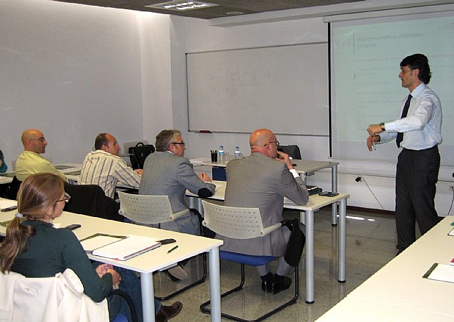 Casi 1.100 trabajadores municipales amplían su formación en más de 30 cursos impartidos por la Escuela de Administración Local - 1, Foto 1